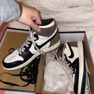 Size 6y Air Jordan 1 Retro High OG 'Dark Mocha'
